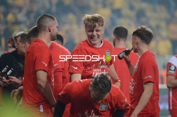 Fußball I Herren I Saison 2021-2022 I 2.Bundesliga Relegation I Rückspiel I SG Dynamo Dresden - 1. FC Kaiserslautern I 24.05.2022 Bierdusche von Felix Götze (#24, 1. FC Kaiserslautern)
Ort: Dresden, Germany
Datum: 24.05.2022