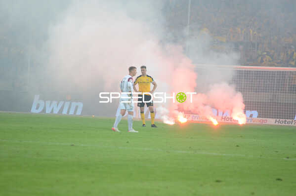 Fußball I Herren I Saison 2021-2022 I 2.Bundesliga Relegation I Rückspiel I SG Dynamo Dresden - 1. FC Kaiserslautern I 24.05.2022 Pyrotechnikmeer auf dem Rasen
Ort: Dresden, Germany
Datum: 24.05.2022