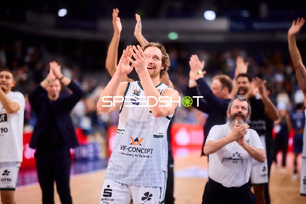 Marco Hollersbacher (9; Gladiators Trier) klatscht