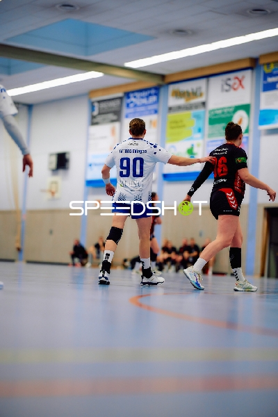 Eine Spielerin von TV Edingen bewegt sich in Richtung einer Spielerin von SG Heidelsheim/Helmsheim.