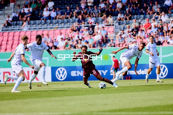 Duell um Ballbesitz im Strafraum