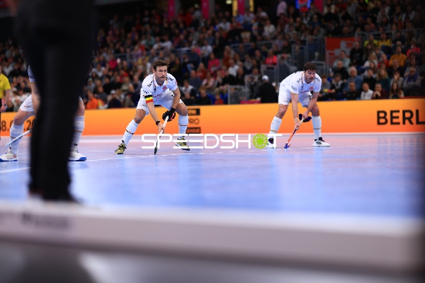 Zwei Spieler von Schweiz in Abwehrposition