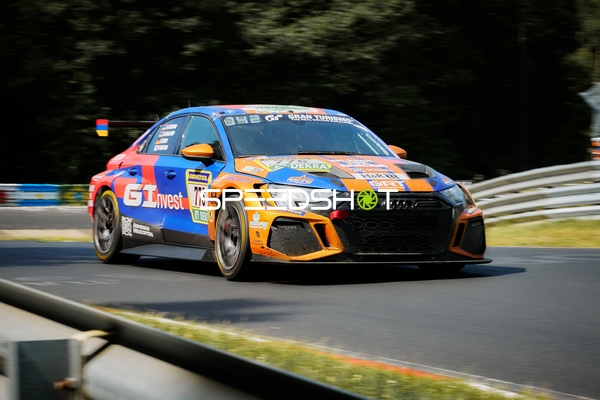 Rennfahrzeug auf der Rennstrecke