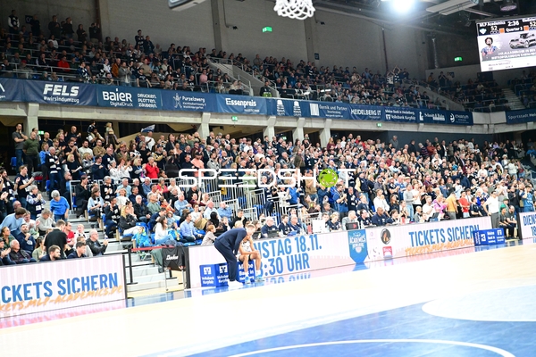 Publikum applaudiert im SNP Dome