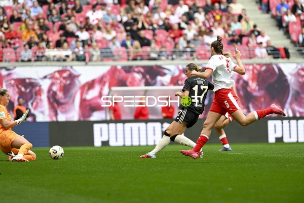 Schuss von Klara Bühl (17; FC Bayern Frauen 1) verteidigt