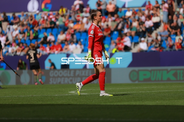 Torwart Ena Mahmutovic (21; FC Bayern Frauen 1) auf dem Feld