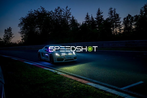 Rennfahrzeug bei Nacht am Nürburgring