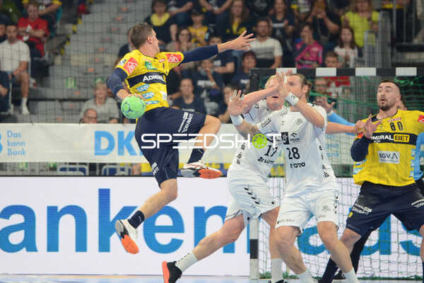 Handball I Herren I Saison 2021-2022 I Liqui Moly Handballbundesliga I 33.Spieltag I Rhein-Neckar Löwen - THW Kiel I 08.06.2022 Wurf von Andy Schmid (#2, Rhein-Neckar Löwen) gegen Patrick Wincek (#17, THW Kiel)
Ort: Mannheim, Germany
Datum: 08.06.2022 - Jannik Kohlbacher