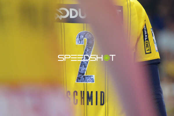 Handball I Herren I Saison 2021-2022 I Liqui Moly Handballbundesliga I 33.Spieltag I Rhein-Neckar Löwen - THW Kiel I 08.06.2022 Andy Schmid (#2, Rhein-Neckar Löwen) mit dem Sonderdruck für ihn
Ort: Mannheim, Germany
Datum: 08.06.2022