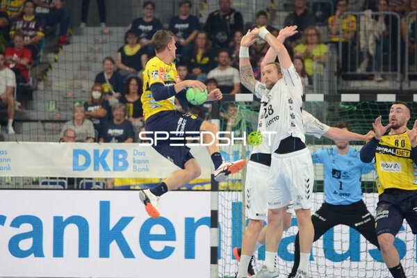 Handball I Herren I Saison 2021-2022 I Liqui Moly Handballbundesliga I 33.Spieltag I Rhein-Neckar Löwen - THW Kiel I 08.06.2022 Wurf von Andy Schmid (#2, Rhein-Neckar Löwen)
Ort: Mannheim, Germany
Datum: 08.06.2022 - Jannik Kohlbacher