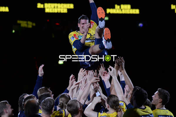 Handball I Herren I Saison 2021-2022 I Liqui Moly Handballbundesliga I 33.Spieltag I Rhein-Neckar Löwen - THW Kiel I 08.06.2022 Andy Schmid (#2, Rhein-Neckar Löwen) wird von der Mannschaft nach oben geschmiessen
Ort: Mannheim, Germany
Datum: 08.06.2022