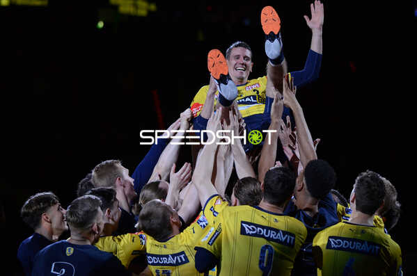 Handball I Herren I Saison 2021-2022 I Liqui Moly Handballbundesliga I 33.Spieltag I Rhein-Neckar Löwen - THW Kiel I 08.06.2022 Andy Schmid (#2, Rhein-Neckar Löwen) wird von der Mannschaft nach oben geschmiessen
Ort: Mannheim, Germany
Datum: 08.06.2022