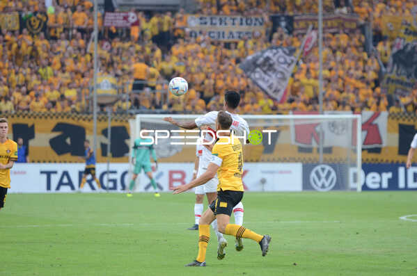 Fußball I Herren I Saison 2022-2023 I DFB-Pokal I 1. Runde I SG Dynamo Dresden - VfB Stuttgart I 29.07.2022 Ballanahme von Tiago Tomas (#10, VfB Stuttgart) gegen Tim Knipping (#4, SG Dynamo Dresden)
Ort: Dresden, Germany
Datum: 29.07.2022