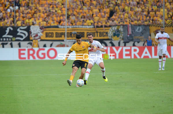 Fußball I Herren I Saison 2022-2023 I DFB-Pokal I 1. Runde I SG Dynamo Dresden - VfB Stuttgart I 29.07.2022 Kyu-Hyun Park (#2, SG Dynamo Dresden) bekommt den Ball vor Pascal Stenzel (#15, VfB Stuttgart) weg
Ort: Dresden, Germany
Datum: 29.07.2022