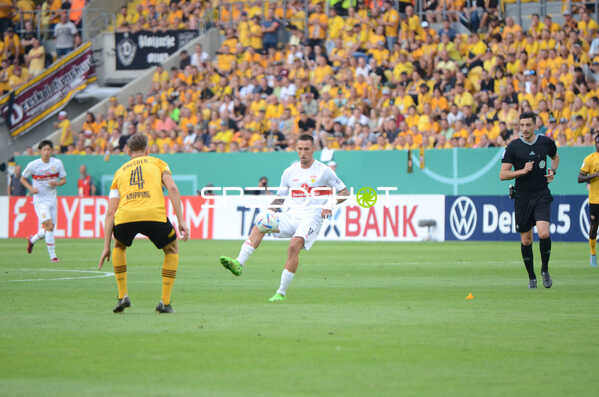 Fußball I Herren I Saison 2022-2023 I DFB-Pokal I 1. Runde I SG Dynamo Dresden - VfB Stuttgart I 29.07.2022 Ballanahem von Darko Churlinov (#17, VfB Stuttgart)
Ort: Dresden, Germany
Datum: 29.07.2022