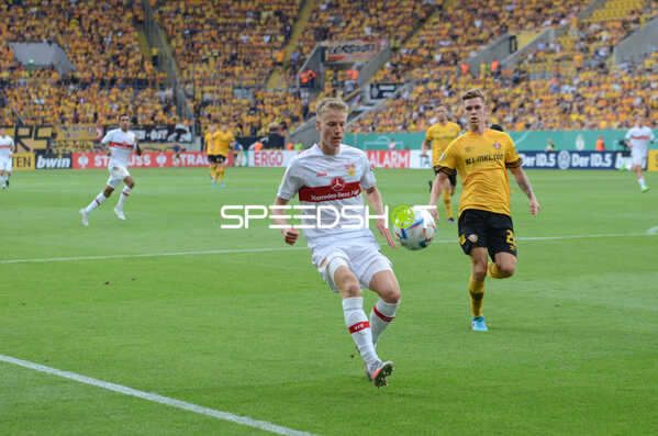 Fußball I Herren I Saison 2022-2023 I DFB-Pokal I 1. Runde I SG Dynamo Dresden - VfB Stuttgart I 29.07.2022 Ballanahme von Chris Führich (#22, VfB Stuttgart)
Ort: Dresden, Germany
Datum: 29.07.2022