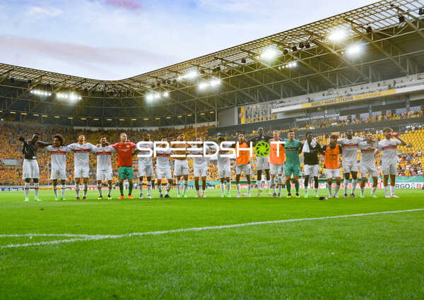 Fußball I Herren I Saison 2022-2023 I DFB-Pokal I 1. Runde I SG Dynamo Dresden - VfB Stuttgart I 29.07.2022 Die gesamte Stuttgarter Mannschaft feiert mit ihren Fans den Auswärtsieg
Ort: Dresden, Germany
Datum: 29.07.2022