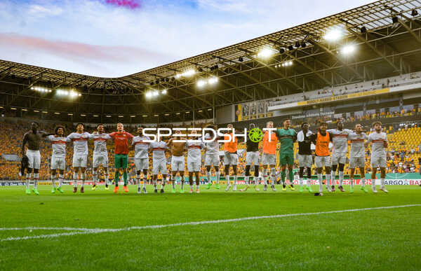 Fußball I Herren I Saison 2022-2023 I DFB-Pokal I 1. Runde I SG Dynamo Dresden - VfB Stuttgart I 29.07.2022 Die gesamte Stuttgarter Mannschaft feiert mit ihren Fans den Auswärtsieg
Ort: Dresden, Germany
Datum: 29.07.2022