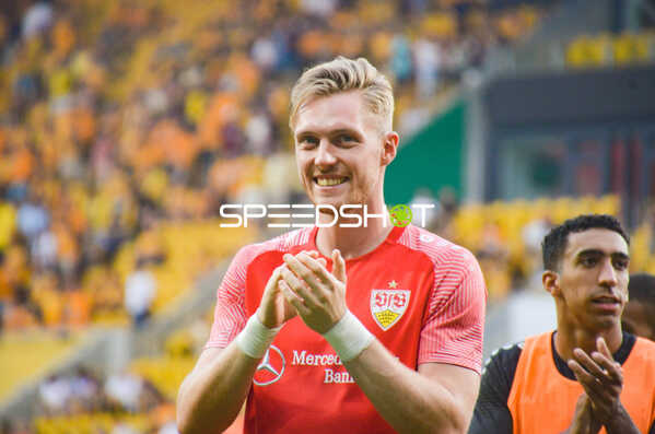 Fußball I Herren I Saison 2022-2023 I DFB-Pokal I 1. Runde I SG Dynamo Dresden - VfB Stuttgart I 29.07.2022 Florian Müller (#1, VfB Stuttgart) bedankt sich bei den Fans
Ort: Dresden, Germany
Datum: 29.07.2022