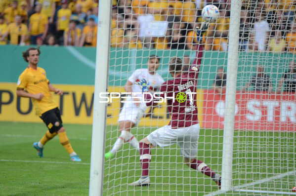 Fußball I Herren I Saison 2022-2023 I DFB-Pokal I 1. Runde I SG Dynamo Dresden - VfB Stuttgart I 29.07.2022 Knappe Parade von Sven Müller (#1, SG Dynamo Dresden) gegen den Schuss von Konstantinos Mavropanos (#5, VfB Stuttgart)
Ort: Dresden, Germany
Datum: 29.07.2022