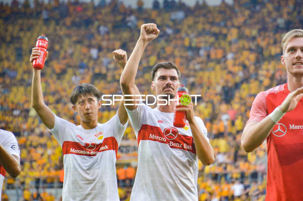 Fußball I Herren I Saison 2022-2023 I DFB-Pokal I 1. Runde I SG Dynamo Dresden - VfB Stuttgart I 29.07.2022 Pascal Stenzel (#15, VfB Stuttgart) streckt die Faust richtung Himmel
Ort: Dresden, Germany
Datum: 29.07.2022