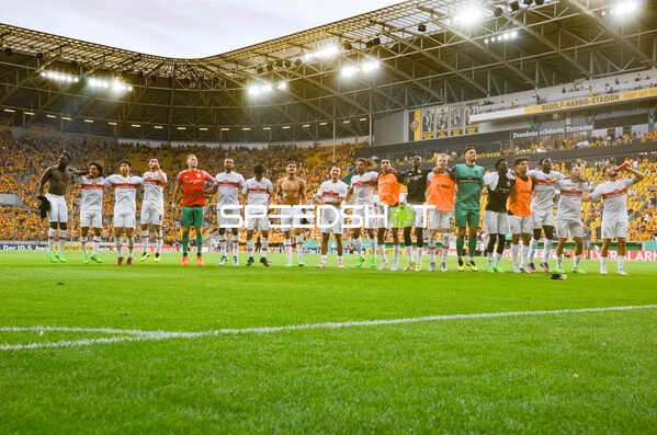 Fußball I Herren I Saison 2022-2023 I DFB-Pokal I 1. Runde I SG Dynamo Dresden - VfB Stuttgart I 29.07.2022 Die gesamte Stuttgarter Mannschaft feiert mit ihren Fans den Auswärtsieg
Ort: Dresden, Germany
Datum: 29.07.2022