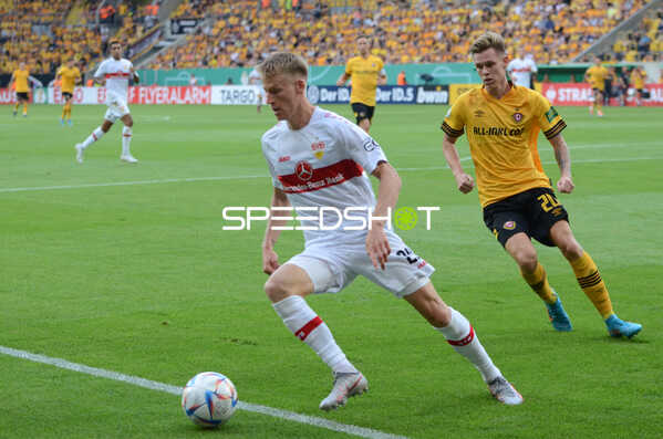 Fußball I Herren I Saison 2022-2023 I DFB-Pokal I 1. Runde I SG Dynamo Dresden - VfB Stuttgart I 29.07.2022 Chris Führich (#22, VfB Stuttgart) gegen Julius Kade (#20, SG Dynamo Dresden) am Ball
Ort: Dresden, Germany
Datum: 29.07.2022