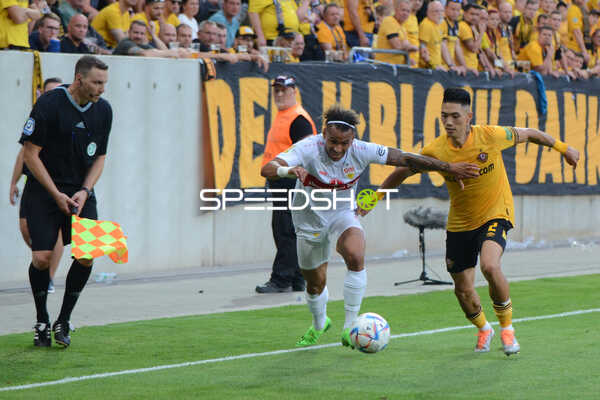 Fußball I Herren I Saison 2022-2023 I DFB-Pokal I 1. Runde I SG Dynamo Dresden - VfB Stuttgart I 29.07.2022 Juan Jose Perea (#11, VfB Stuttgart) im Kampf mit Kyu-Hyun Park (#2, SG Dynamo Dresden) um den Ball
Ort: Dresden, Germany
Datum: 29.07.2022
