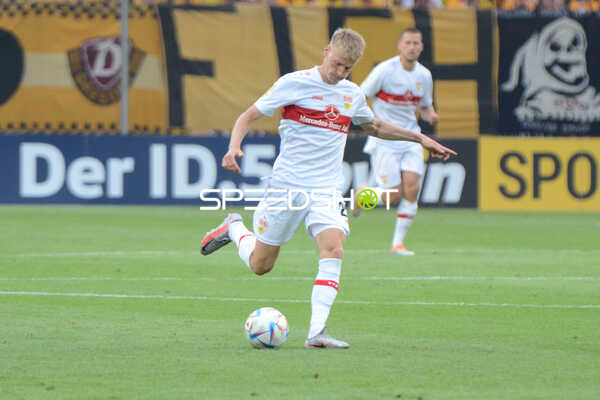 Fußball I Herren I Saison 2022-2023 I DFB-Pokal I 1. Runde I SG Dynamo Dresden - VfB Stuttgart I 29.07.2022 Chris Führich (#22, VfB Stuttgart) am Ball
Ort: Dresden, Germany
Datum: 29.07.2022