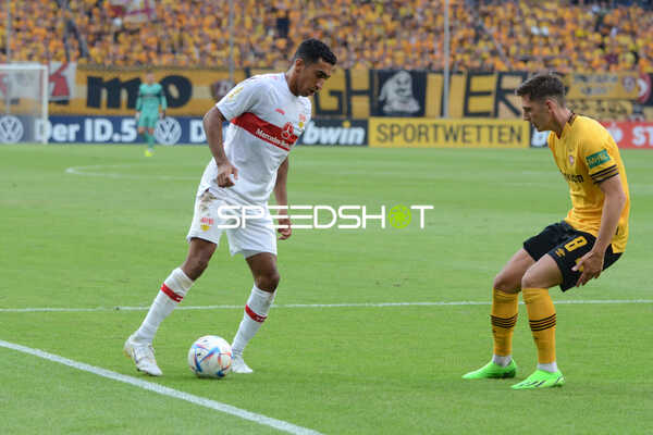 Fußball I Herren I Saison 2022-2023 I DFB-Pokal I 1. Runde I SG Dynamo Dresden - VfB Stuttgart I 29.07.2022 Tiago Tomas (#10, VfB Stuttgart) gegen Jonathan Meier (#8, SG Dynamo Dresden)
Ort: Dresden, Germany
Datum: 29.07.2022