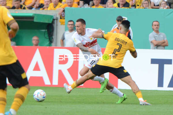 Fußball I Herren I Saison 2022-2023 I DFB-Pokal I 1. Runde I SG Dynamo Dresden - VfB Stuttgart I 29.07.2022 Darko Churlinov (#17, VfB Stuttgart) im Dribbling gegen Kyu-Hyun Park (#2, SG Dynamo Dresden)
Ort: Dresden, Germany
Datum: 29.07.2022