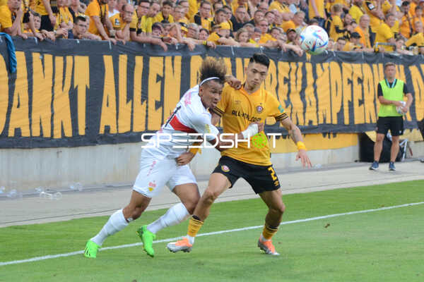 Fußball I Herren I Saison 2022-2023 I DFB-Pokal I 1. Runde I SG Dynamo Dresden - VfB Stuttgart I 29.07.2022 Juan Jose Perea (#11, VfB Stuttgart) im Kampf mit Kyu-Hyun Park (#2, SG Dynamo Dresden) um den Ball
Ort: Dresden, Germany
Datum: 29.07.2022