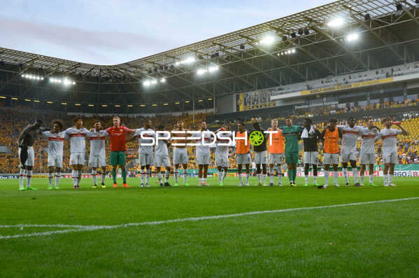 Fußball I Herren I Saison 2022-2023 I DFB-Pokal I 1. Runde I SG Dynamo Dresden - VfB Stuttgart I 29.07.2022 Die Mannschaft des VfB Stuttgart feiert mit ihren Fans den ersten Sieg der Saison
Ort: Dresden, Germany
Datum: 29.07.2022