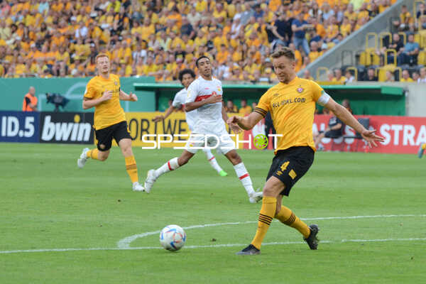 Fußball I Herren I Saison 2022-2023 I DFB-Pokal I 1. Runde I SG Dynamo Dresden - VfB Stuttgart I 29.07.2022 Tim Knipping (#4, SG Dynamo Dresden) versucht an den Ball zu kommen
Ort: Dresden, Germany
Datum: 29.07.2022