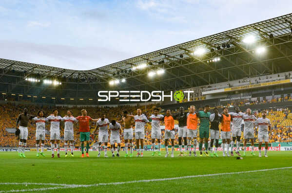 Fußball I Herren I Saison 2022-2023 I DFB-Pokal I 1. Runde I SG Dynamo Dresden - VfB Stuttgart I 29.07.2022 Die Mannschaft des VfB Stuttgart feiert mit ihren Fans den ersten Sieg der Saison
Ort: Dresden, Germany
Datum: 29.07.2022