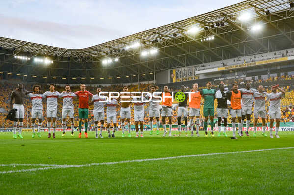 Fußball I Herren I Saison 2022-2023 I DFB-Pokal I 1. Runde I SG Dynamo Dresden - VfB Stuttgart I 29.07.2022 Die Mannschaft des VfB Stuttgart feiert mit ihren Fans den ersten Sieg der Saison
Ort: Dresden, Germany
Datum: 29.07.2022