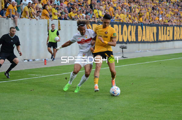 Fußball I Herren I Saison 2022-2023 I DFB-Pokal I 1. Runde I SG Dynamo Dresden - VfB Stuttgart I 29.07.2022 Juan Jose Perea (#11, VfB Stuttgart) im Kampf mit Kyu-Hyun Park (#2, SG Dynamo Dresden) um den Ball
Ort: Dresden, Germany
Datum: 29.07.2022