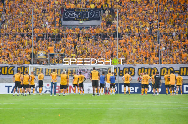 Fußball I Herren I Saison 2022-2023 I DFB-Pokal I 1. Runde I SG Dynamo Dresden - VfB Stuttgart I 29.07.2022 Die Mannschaft der SG Dynamo Dresden bedankt sich bei ihren Fans
Ort: Dresden, Germany
Datum: 29.07.2022
