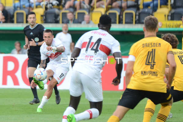 Fußball I Herren I Saison 2022-2023 I DFB-Pokal I 1. Runde I SG Dynamo Dresden - VfB Stuttgart I 29.07.2022 Schuss von Darko Churlinov (#17, VfB Stuttgart)
Ort: Dresden, Germany
Datum: 29.07.2022