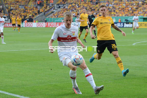 Fußball I Herren I Saison 2022-2023 I DFB-Pokal I 1. Runde I SG Dynamo Dresden - VfB Stuttgart I 29.07.2022 Ballanahme von Chris Führich (#22, VfB Stuttgart) verfolgt von Julius Kade (#20, SG Dynamo Dresden)
Ort: Dresden, Germany
Datum: 29.07.2022