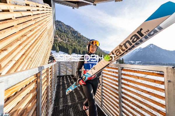 Athletin bei Two-Nights Tour Skispringen Damen