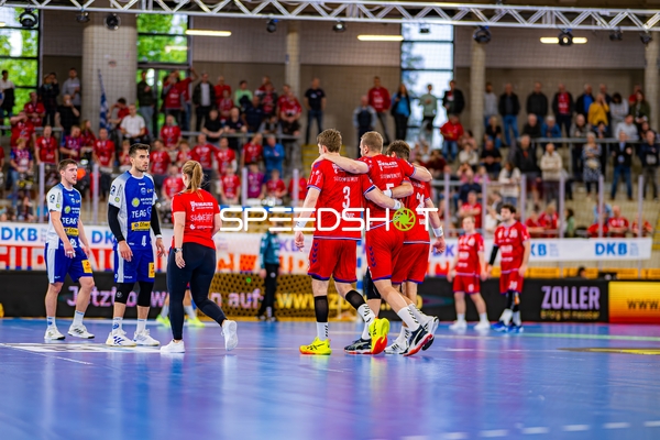 Nikola Vlahovic (3, SG BBM Bietigheim) und Julius Kühn (5, SG BBM Bietigheim) begrüßen sich