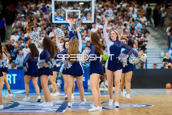 Cheerleader feiern auf dem Court
