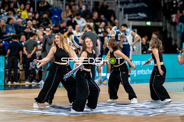 Cheerleader tanzen auf dem Spielfeld