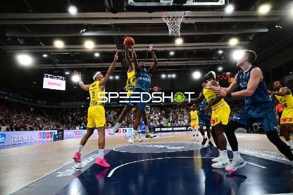 Spielaktion mit Samuell Williamson (10; MLP Academics Heidelberg) und Nicholas Tischler (11; EWE Baskets Oldenburg)