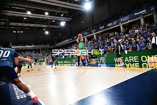 Jordan Roland (15; Gladiators Trier) wirft auf Korb