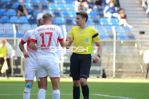Fußball I Herren I Saison 2022-2023 I DFB-Pokal I 1. Runde I SV Waldhof Mannheim - Holstein Kiel I 31.07.2022 Schiedsrichter gibt Timo Becker (#17, Holstein Kiel) die Hand
Ort: Mannheim, Germany
Datum: 31.07.2022