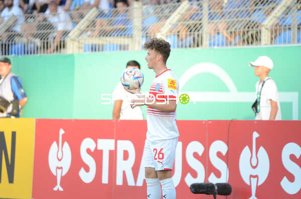 Fußball I Herren I Saison 2022-2023 I DFB-Pokal I 1. Runde I SV Waldhof Mannheim - Holstein Kiel I 31.07.2022 Lucas Wolf (#26, Holstein Kiel) beim Einwurf
Ort: Mannheim, Germany
Datum: 31.07.2022