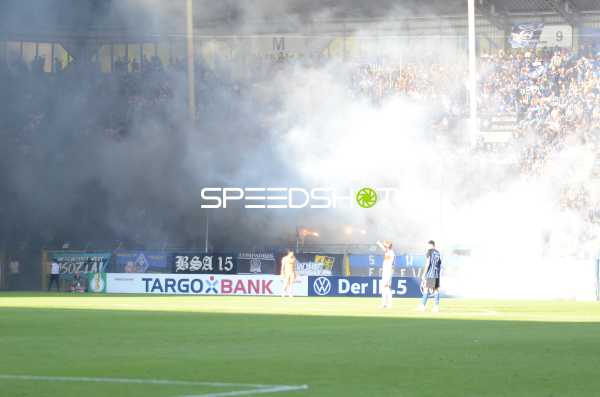 Fußball I Herren I Saison 2022-2023 I DFB-Pokal I 1. Runde I SV Waldhof Mannheim - Holstein Kiel I 31.07.2022 Pyrotechnik im Block vom SV Waldhof Mannheim
Ort: Mannheim, Germany
Datum: 31.07.2022