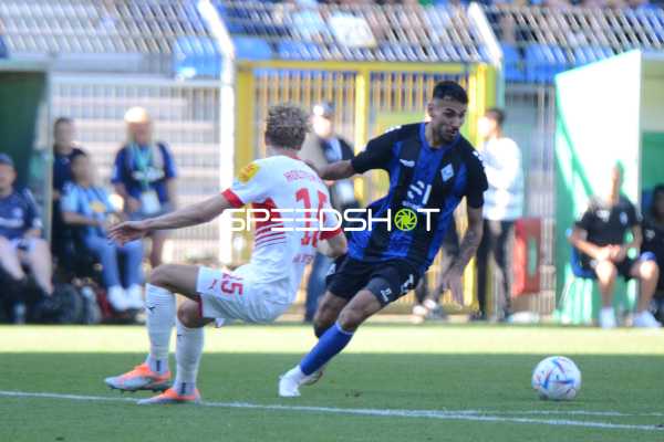Fußball I Herren I Saison 2022-2023 I DFB-Pokal I 1. Runde I SV Waldhof Mannheim - Holstein Kiel I 31.07.2022 Gerrit Gohlke (#27, SV Waldhof Mannheim) lässt Marvin Schulz (#25, Holstein Kiel) austeigen
Ort: Mannheim, Germany
Datum: 31.07.2022